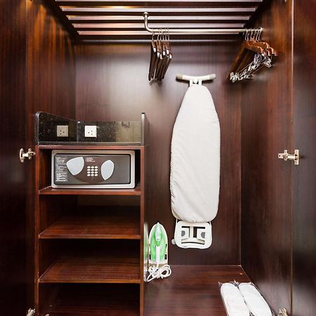 Hotel Radisson Blu Towers Kaushambi Delhi Ncr Ghaziabád Exteriér fotografie A hotel room wardrobe with a safe