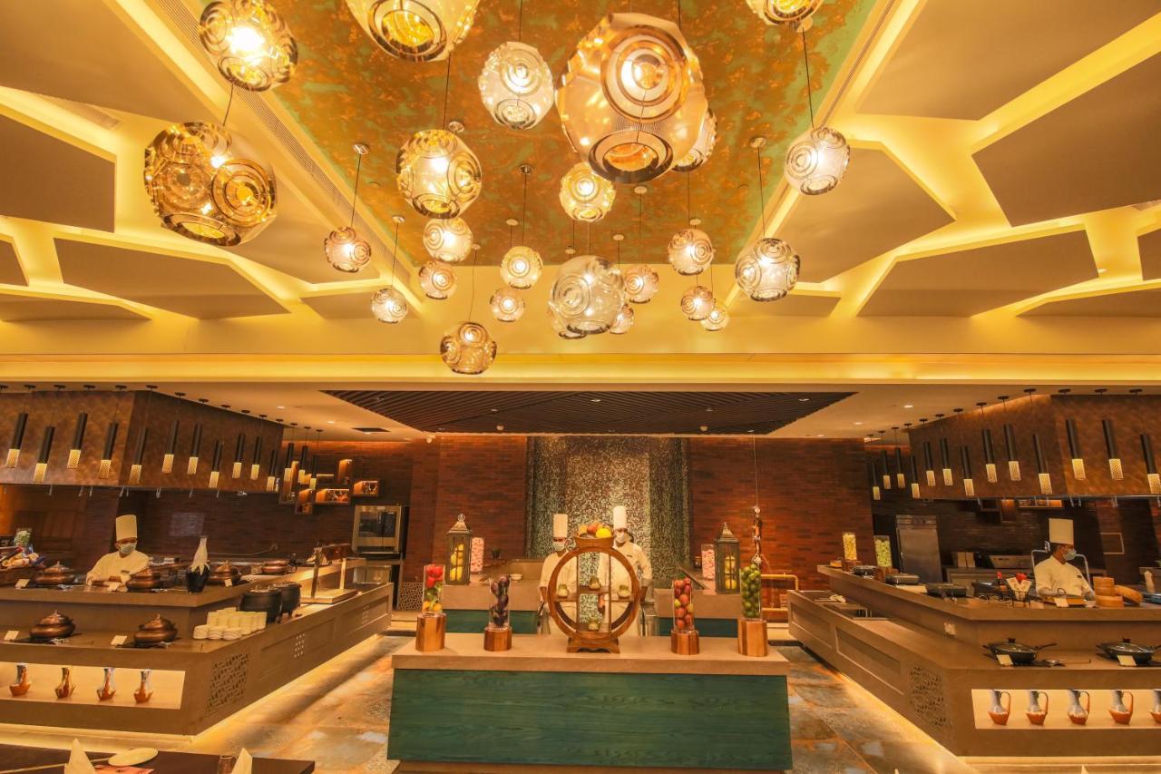 Hotel Radisson Blu Towers Kaushambi Delhi Ncr Ghaziabád Exteriér fotografie The buffet at the hotel