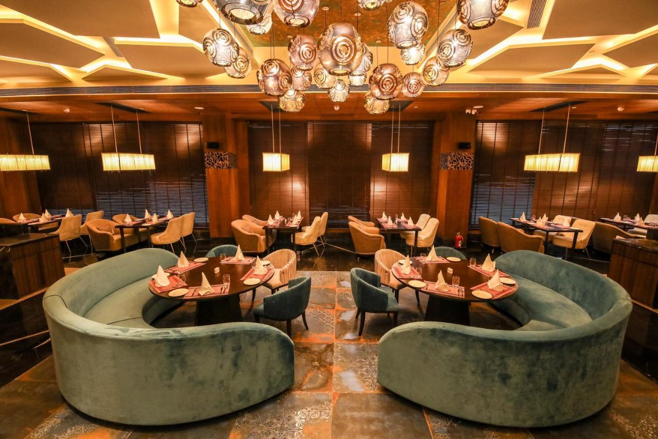 Hotel Radisson Blu Towers Kaushambi Delhi Ncr Ghaziabád Exteriér fotografie The interior of the restaurant