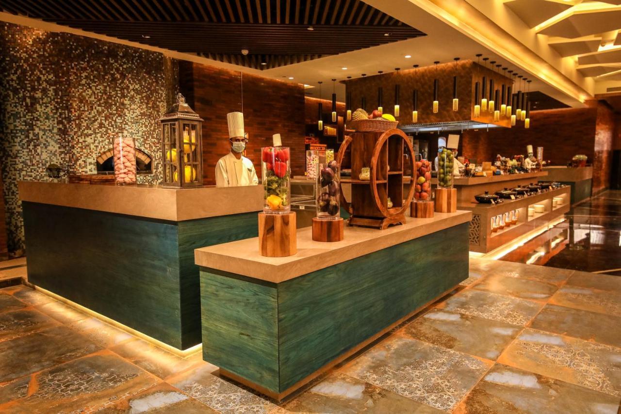 Hotel Radisson Blu Towers Kaushambi Delhi Ncr Ghaziabád Exteriér fotografie The buffet at the restaurant