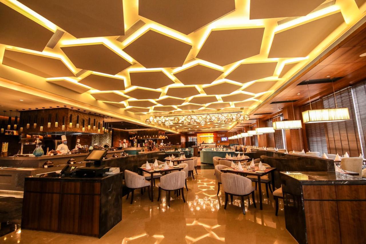 Hotel Radisson Blu Towers Kaushambi Delhi Ncr Ghaziabád Exteriér fotografie The interior of the restaurant