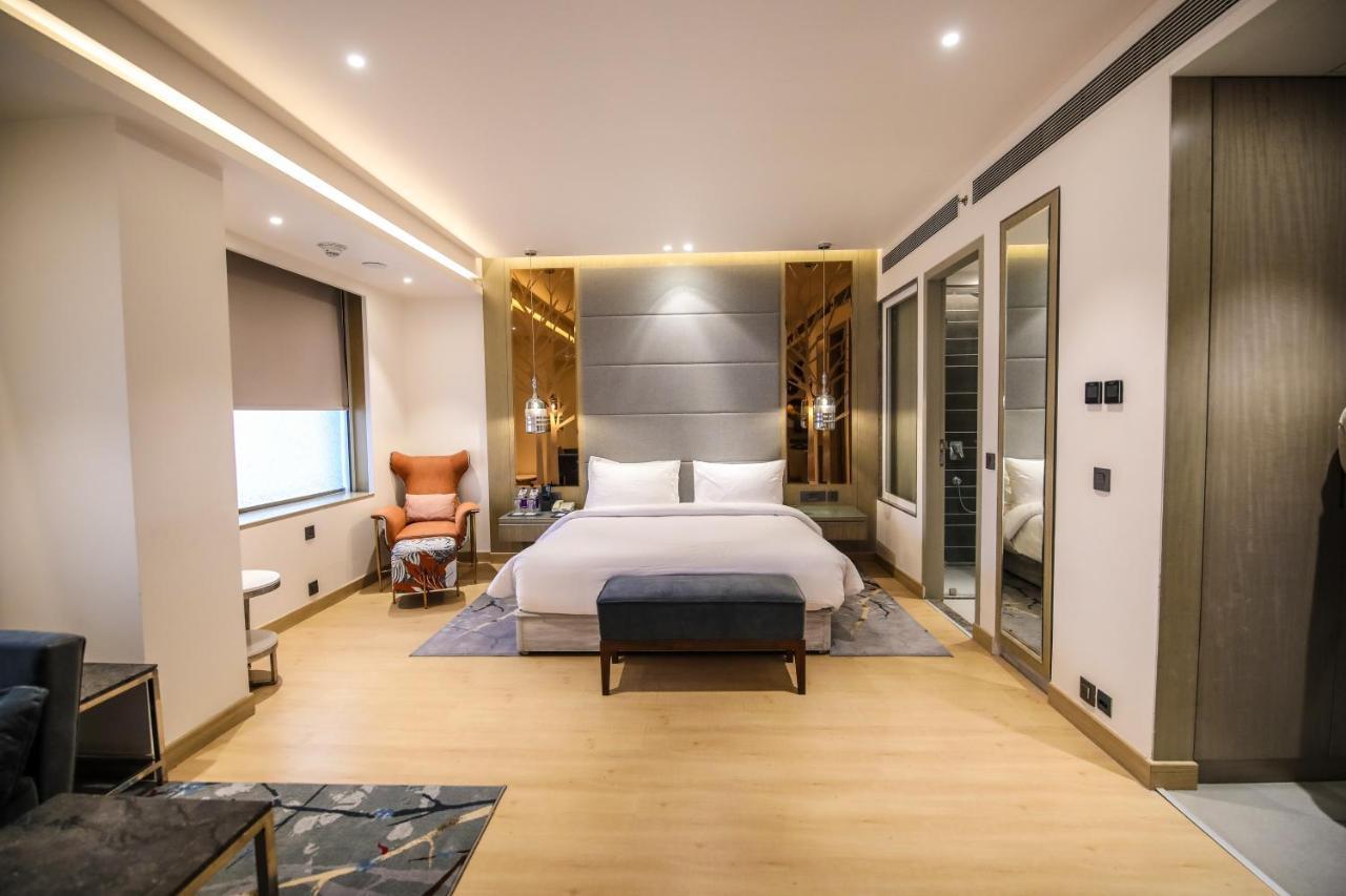 Hotel Radisson Blu Towers Kaushambi Delhi Ncr Ghaziabád Exteriér fotografie A bedroom at the hotel
