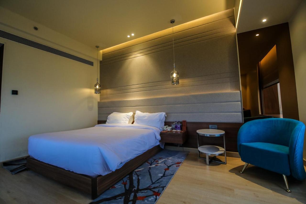 Hotel Radisson Blu Towers Kaushambi Delhi Ncr Ghaziabád Exteriér fotografie A room at the hotel