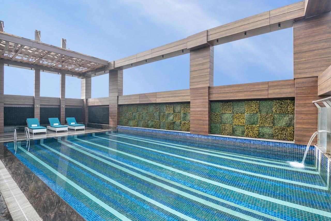 Hotel Radisson Blu Towers Kaushambi Delhi Ncr Ghaziabád Exteriér fotografie Rooftop pool