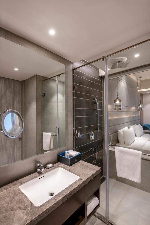 Hotel Radisson Blu Towers Kaushambi Delhi Ncr Ghaziabád Exteriér fotografie A bathroom on board