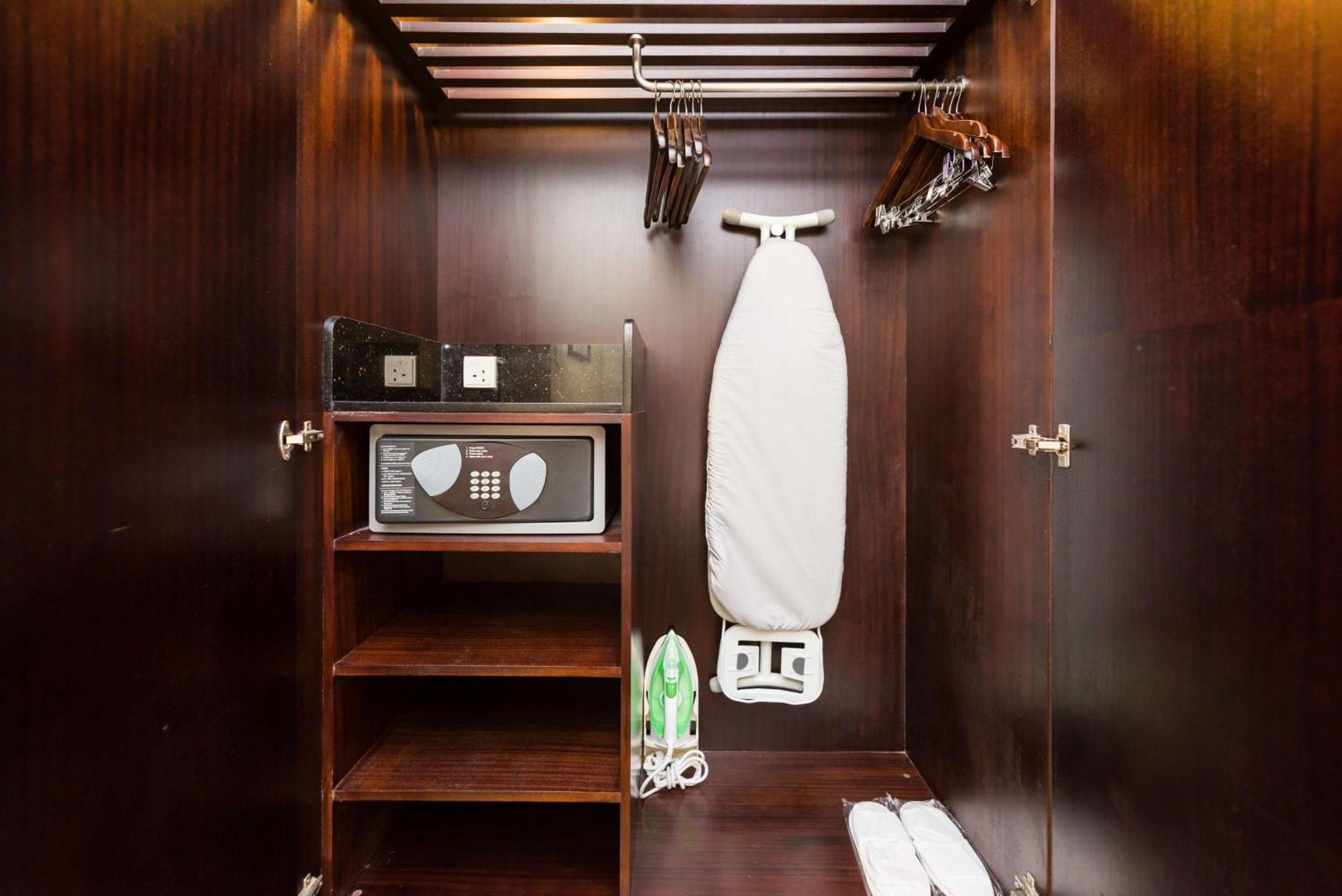 Hotel Radisson Blu Towers Kaushambi Delhi Ncr Ghaziabád Exteriér fotografie A hotel room wardrobe with a safe