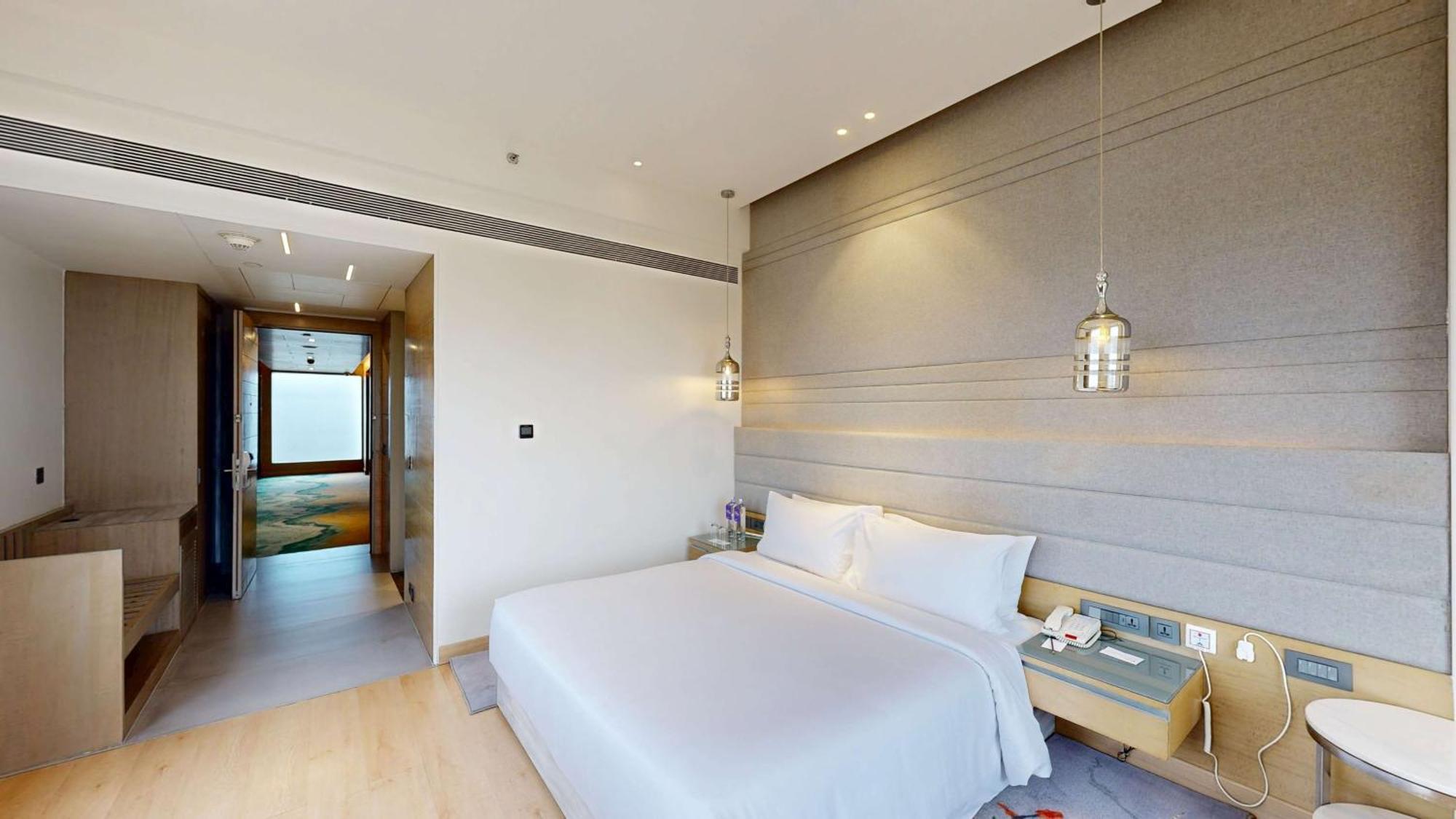 Hotel Radisson Blu Towers Kaushambi Delhi Ncr Ghaziabád Exteriér fotografie A bedroom at the hotel